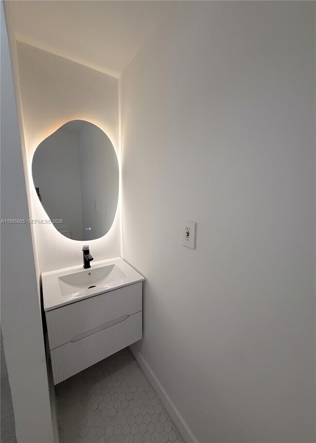 Building Photo - 605 Euclid Ave