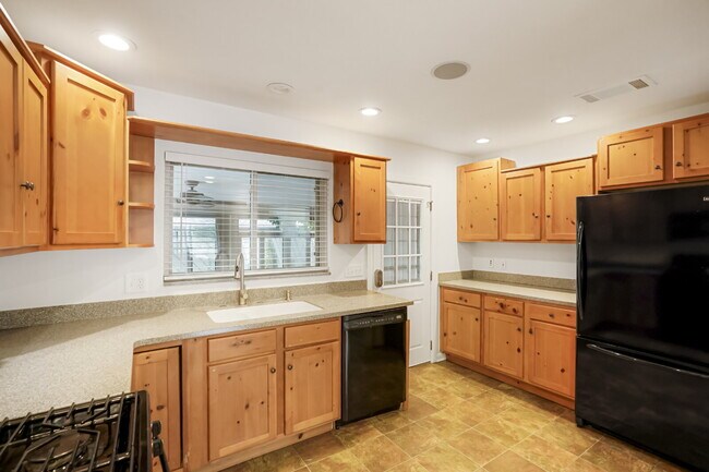 Building Photo - Two bedroom gem in the heart of Sloan's!