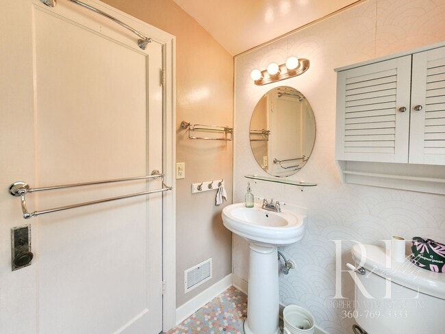 Building Photo - Waterfront Tudor | Private, Vintage Charm with Casita