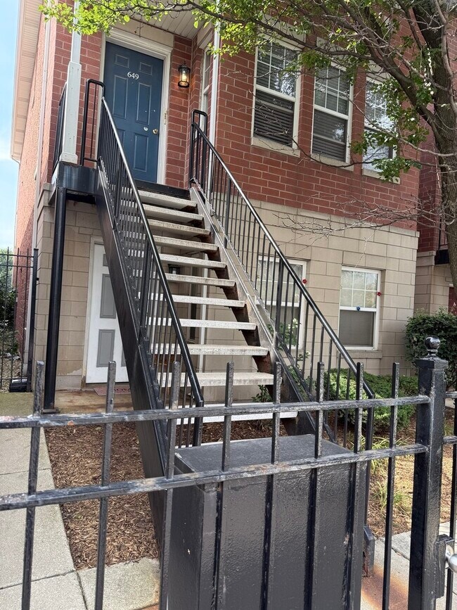 Primary Photo - 649 W Division St