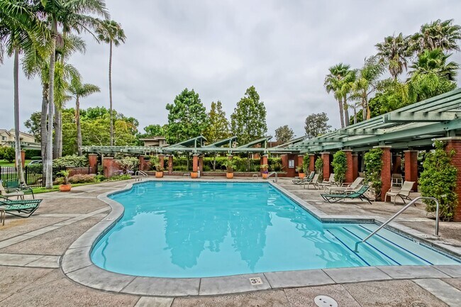 Building Photo - PRIME POOLFRONT LOCATION & CLOSE TO MAIN GATE! BRIGHT & SPACIOUS, END-UNIT POOLFRONT TOWNHOUSE W/...