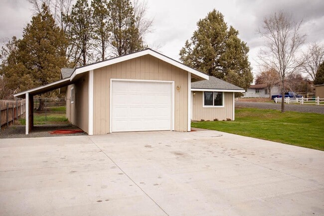 Building Photo - Amazing 3bed 2 bath home in the heart of Bonanza.