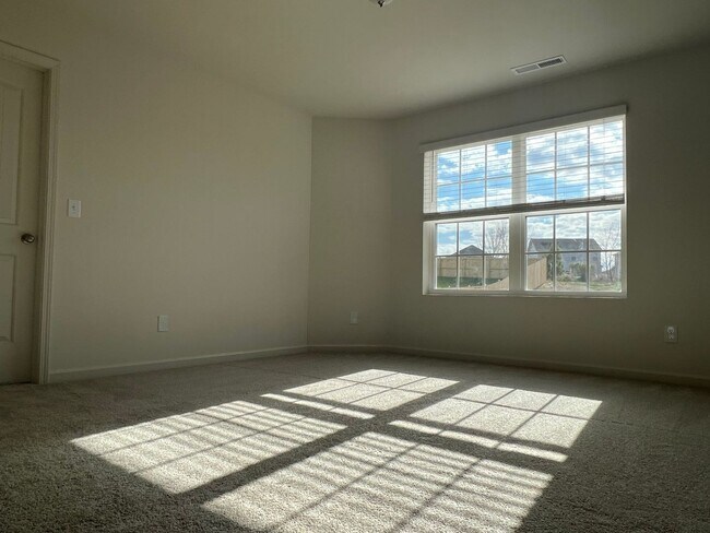 Building Photo - Charming 1.5 year new 3BR plus huge loft  ...