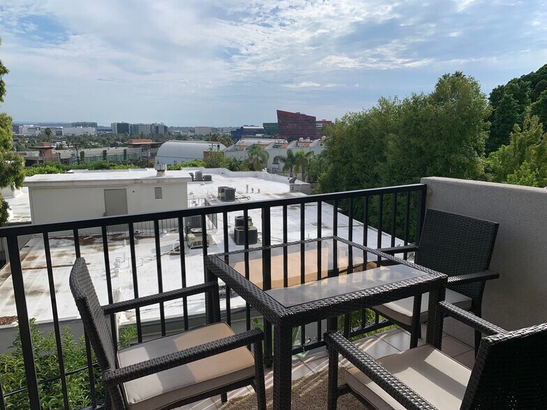 Balcony al fresco dining - 8530 Holloway Dr