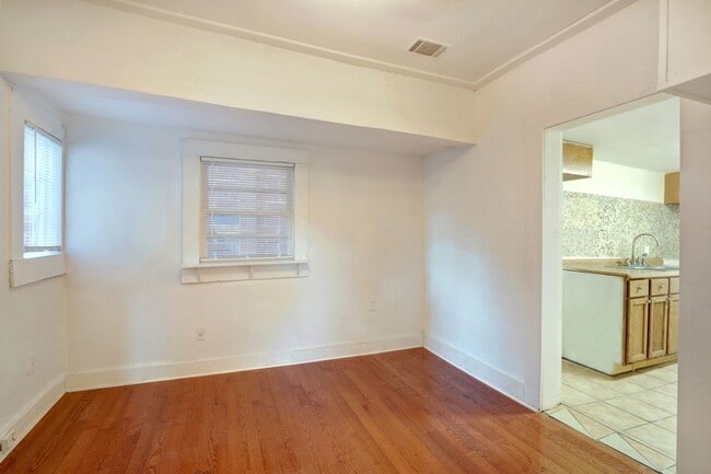 Building Photo - Cute Bungalow - great yard - Two Bedroom