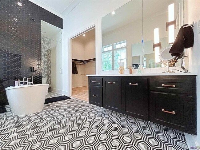 Building Photo - 4 Bedroom House in Pointe Marie- Furnished or unfurnished rental options available.