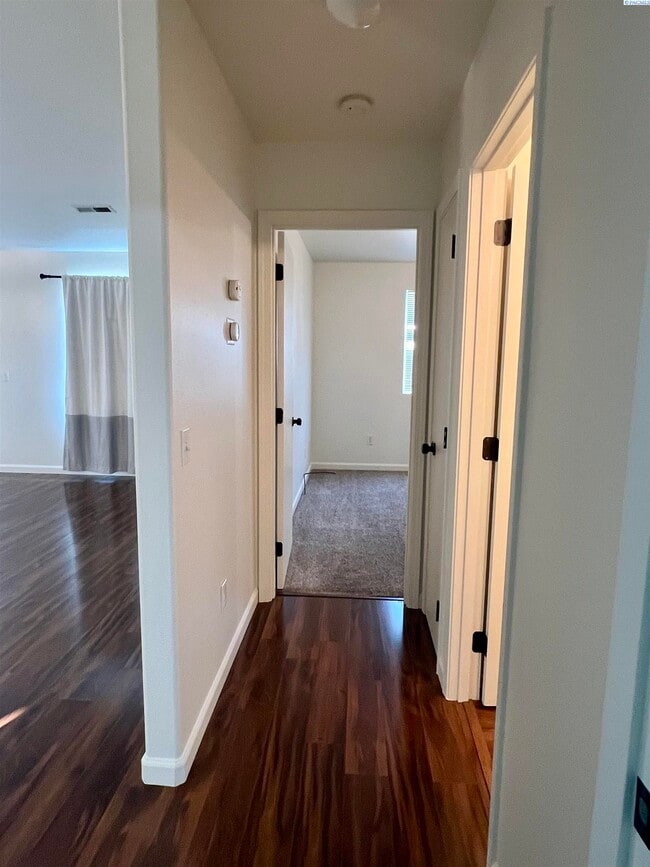 Building Photo - West Pasco rambler for rent