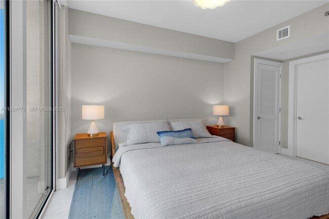 Building Photo - 2711 S Ocean Dr