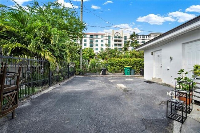 Building Photo - 331 Santander Ave