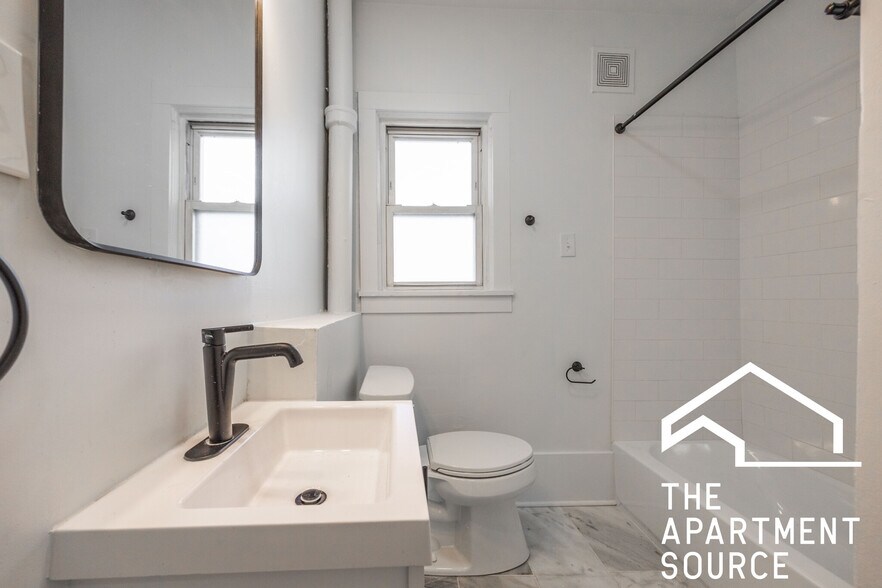 Building Photo - 2301 N Leavitt St