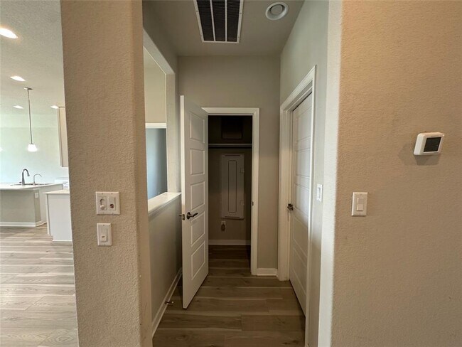 Building Photo - 441 Saturnia Dr