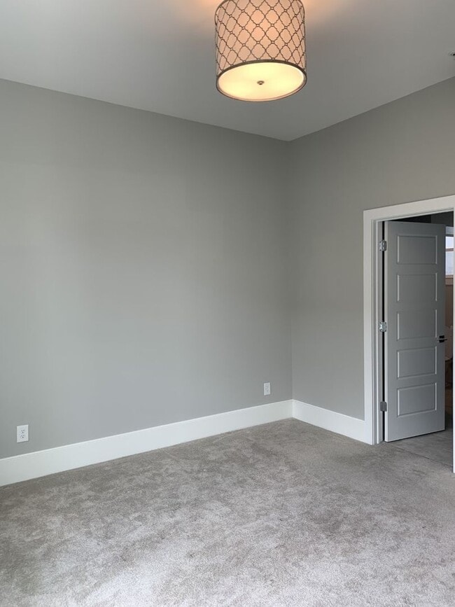 Building Photo - BEAUTIFUL TOWNHOMES IN MIDTOWN