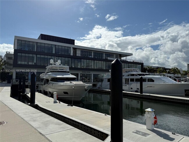 Building Photo - 2900 Banyan St