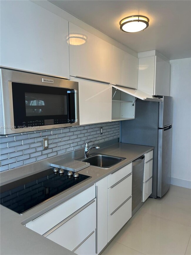 Building Photo - 1255 Collins Ave