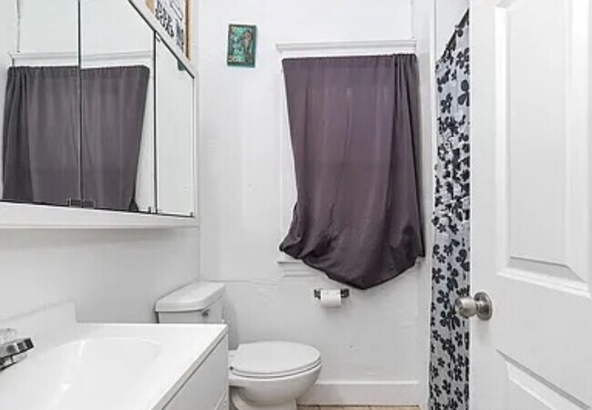 Building Photo - 1318 Division St