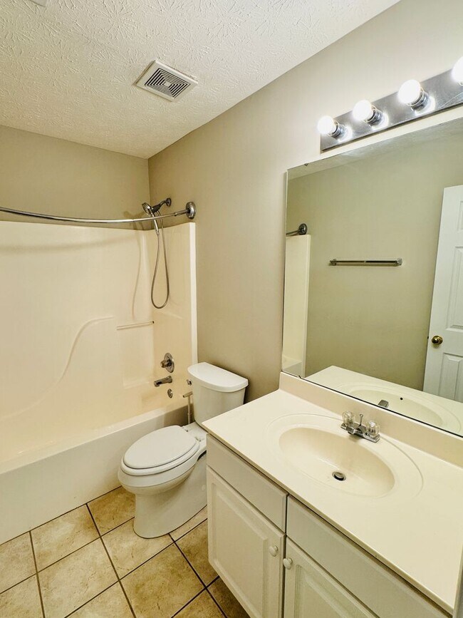 Building Photo - Charming 3-Bedroom, 2-Bath Home in Desirable Deer Creek!