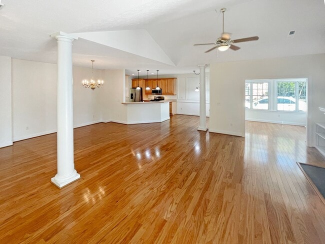 Building Photo - Spacious 3 bedroom/ 2 full bath home in Mi...