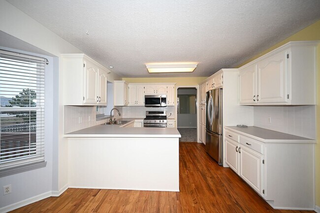 Building Photo - 4 Bedroom,2.5 Bath with 2-car garage Platt...