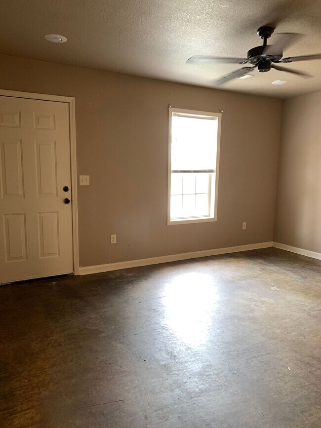 Building Photo - "Charming 2-Bedroom Gem with Granite Touches in Jonesboro!"