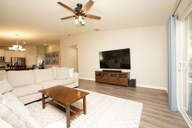 Building Photo - Central Freeport Location with Community Pool