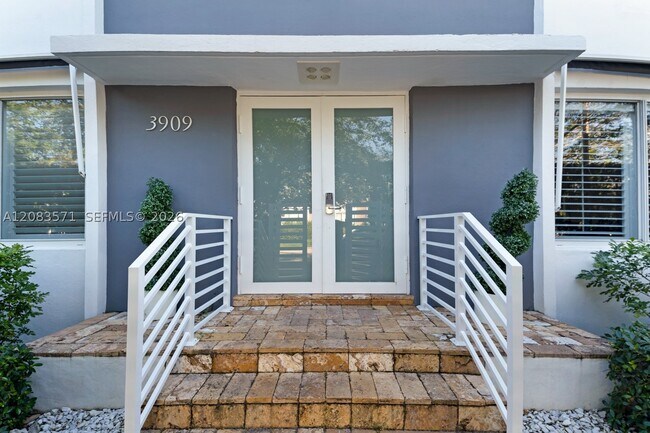 Building Photo - 3909 Garden 4