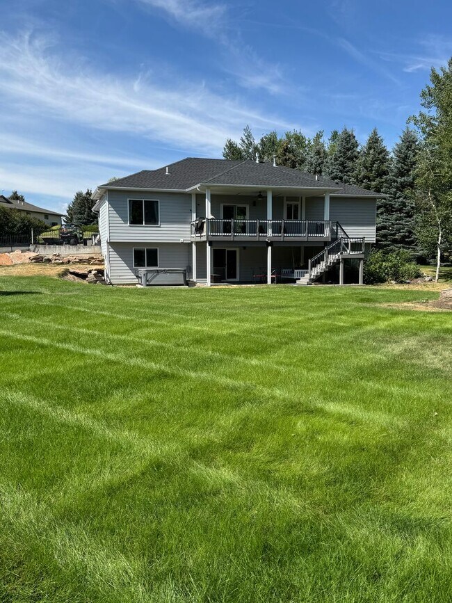 Building Photo - Spacious and Private 5-Bedroom Home for Re...