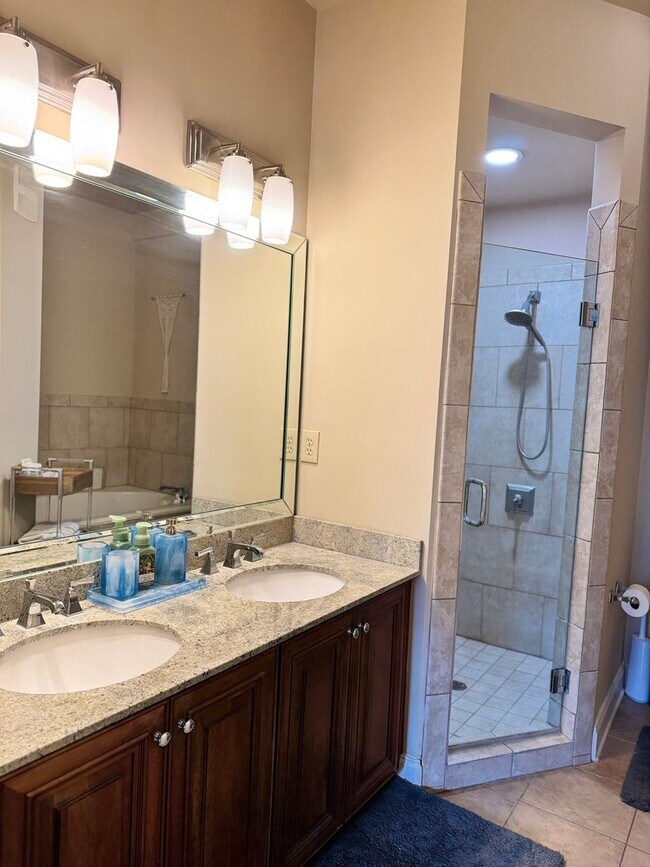 Building Photo - CityView at Riverwalk - Available January 2026! Gorgeous UNFURNISHED 2 bed/w 2 bath (both ensuite...