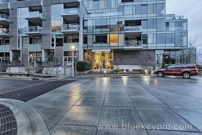 Building Photo - 2 Bed, 2 Bath Condo with Den at Atwater Place in Portland