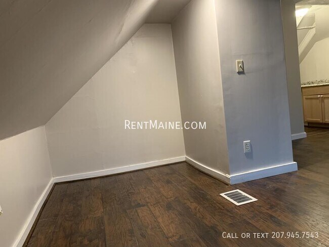 Building Photo - 204 Maple St