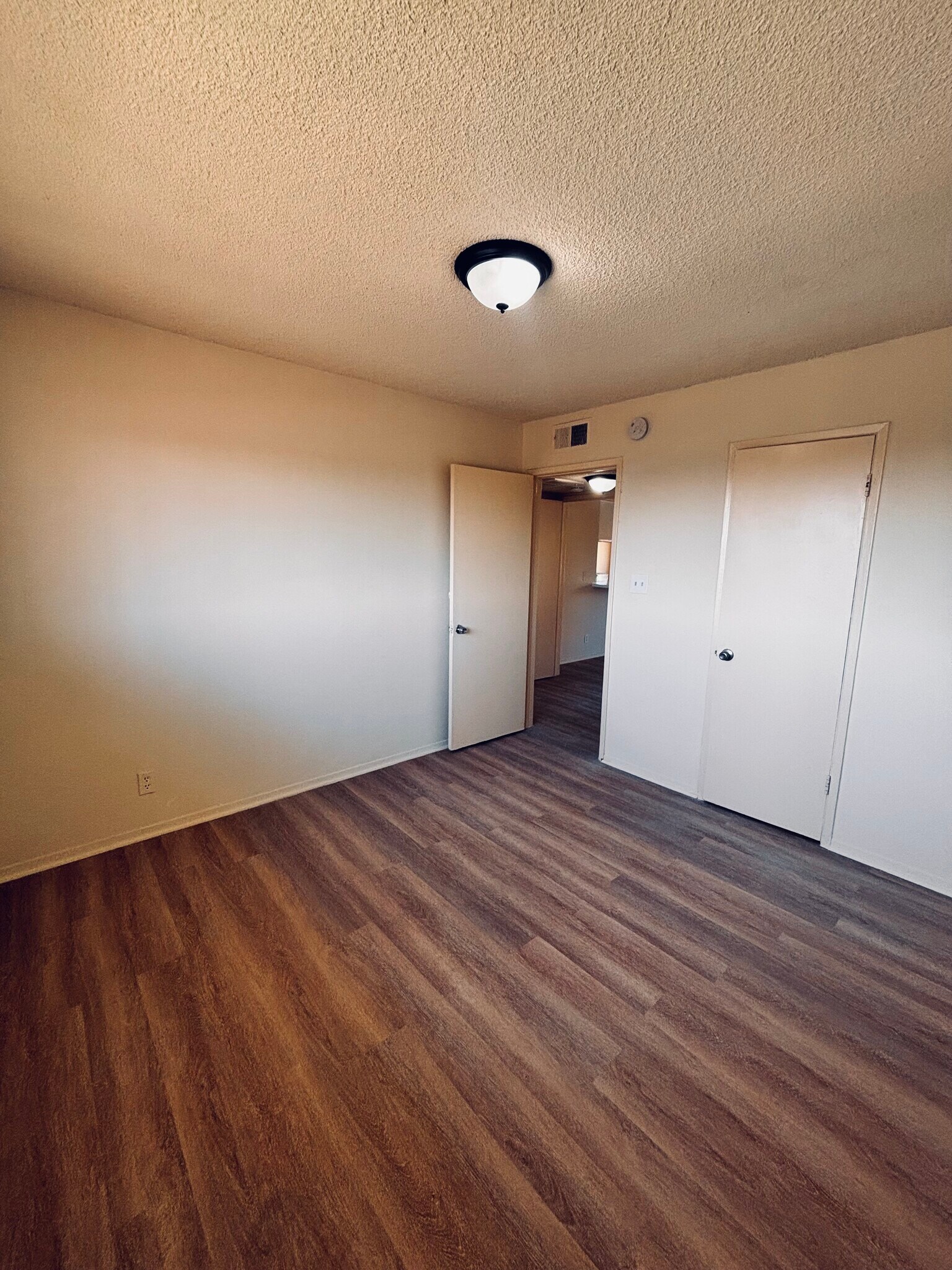 Building Photo - 1001 E Stearns Ave