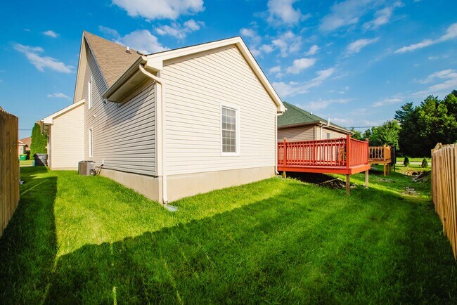 Building Photo - Move-in-ready 3 bed / 3 Full Bath In Louisville's Four Seasons — Fully Updated, No Carpet, Fiber ...