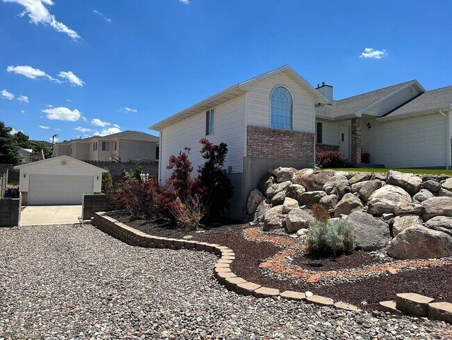 Building Photo - 2167 Cedar Hills Dr