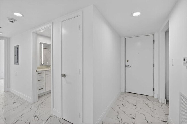 Building Photo - 250 W Hidden Valley Blvd