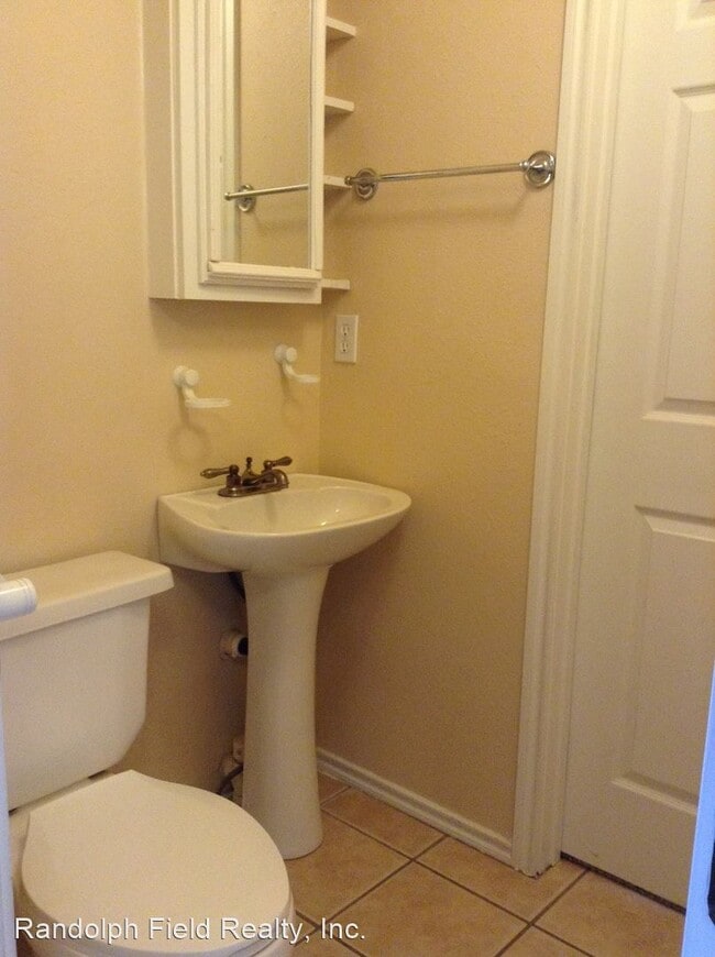 Building Photo - 2 br, 1.5 bath House - 215 W. SCHULZ