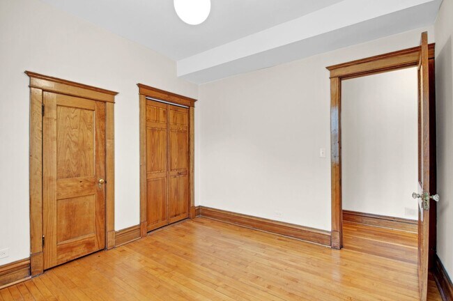 Building Photo - 3600 N Hermitage Ave