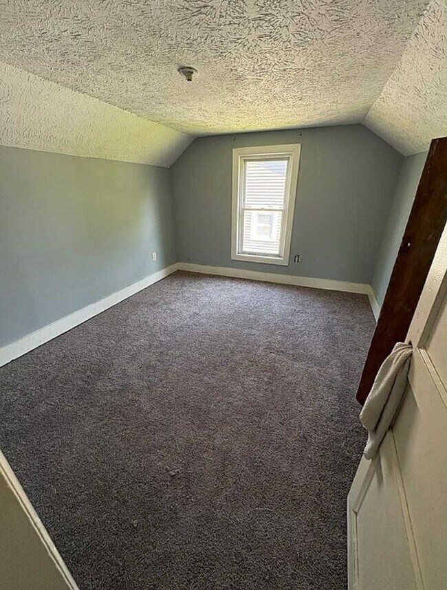 Building Photo - 4 Bedroom Home!