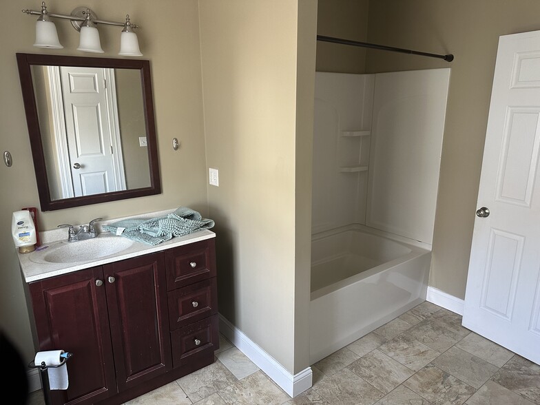 Large Bathroom - 225 Gibson St
