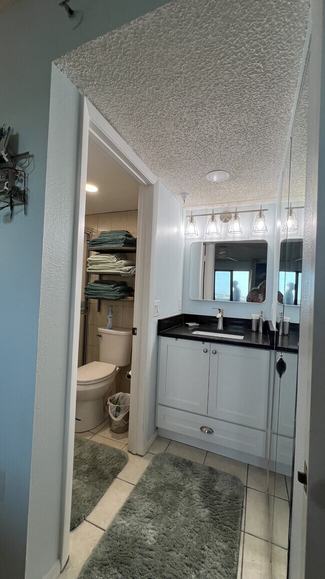 Building Photo - 5915 Sea Ranch Dr