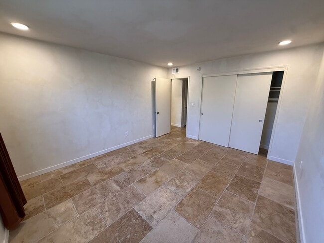 Building Photo - Beautifully updated condo!