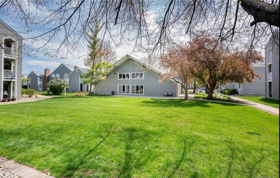 Building Photo - 3349 S Monaco Pky