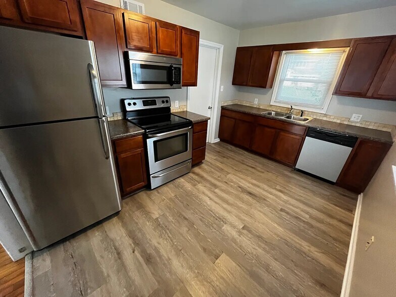 Building Photo - 418 W Lakewood Blvd