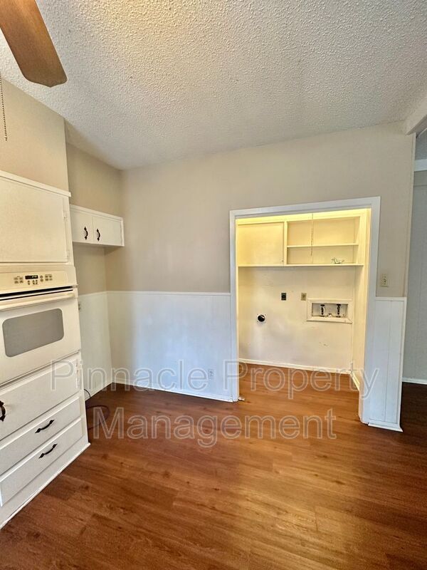 Building Photo - 2913 Oak Forest Dr