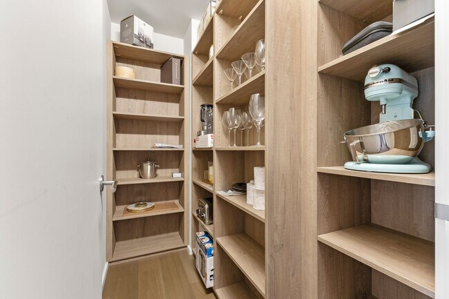 Building Photo - Park Lane 5305 - 3BR w/Swimming Pool and Yard!