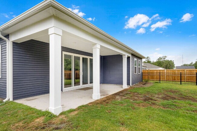 Building Photo - Spacious 4 Bedroom Home in Blake Farm