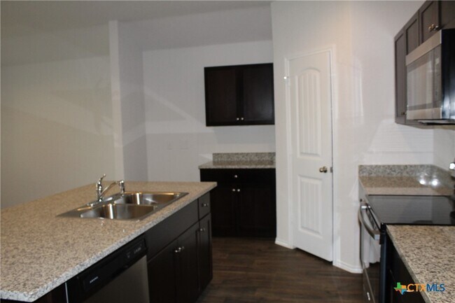 Building Photo - 841 Margay Lp