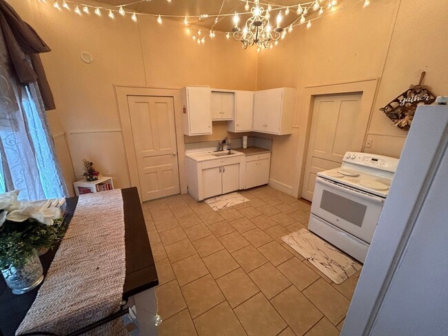 Building Photo - Lovely Historical Home