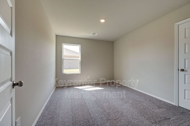 Building Photo - 755 Foxtail Dr