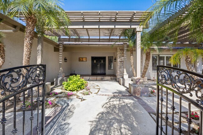 Building Photo - 605 N El Rio Dr