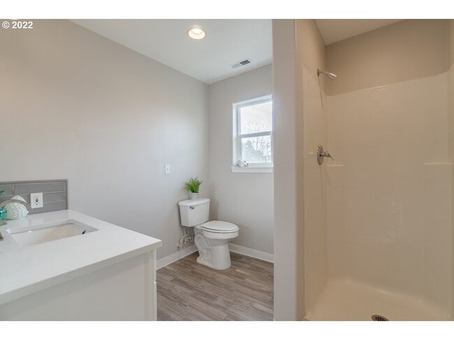 guest restroom (shower has door) - 835 S Wynooski St