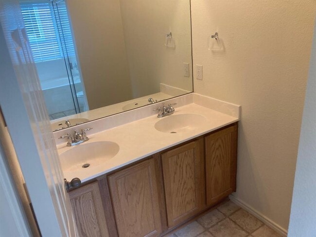 Building Photo - 2503 Keepsake Dr
